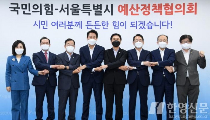 [크기변환]사본 -국민의 힘 의원들과 포즈를 취한 오세훈 서울시장-1.jpg